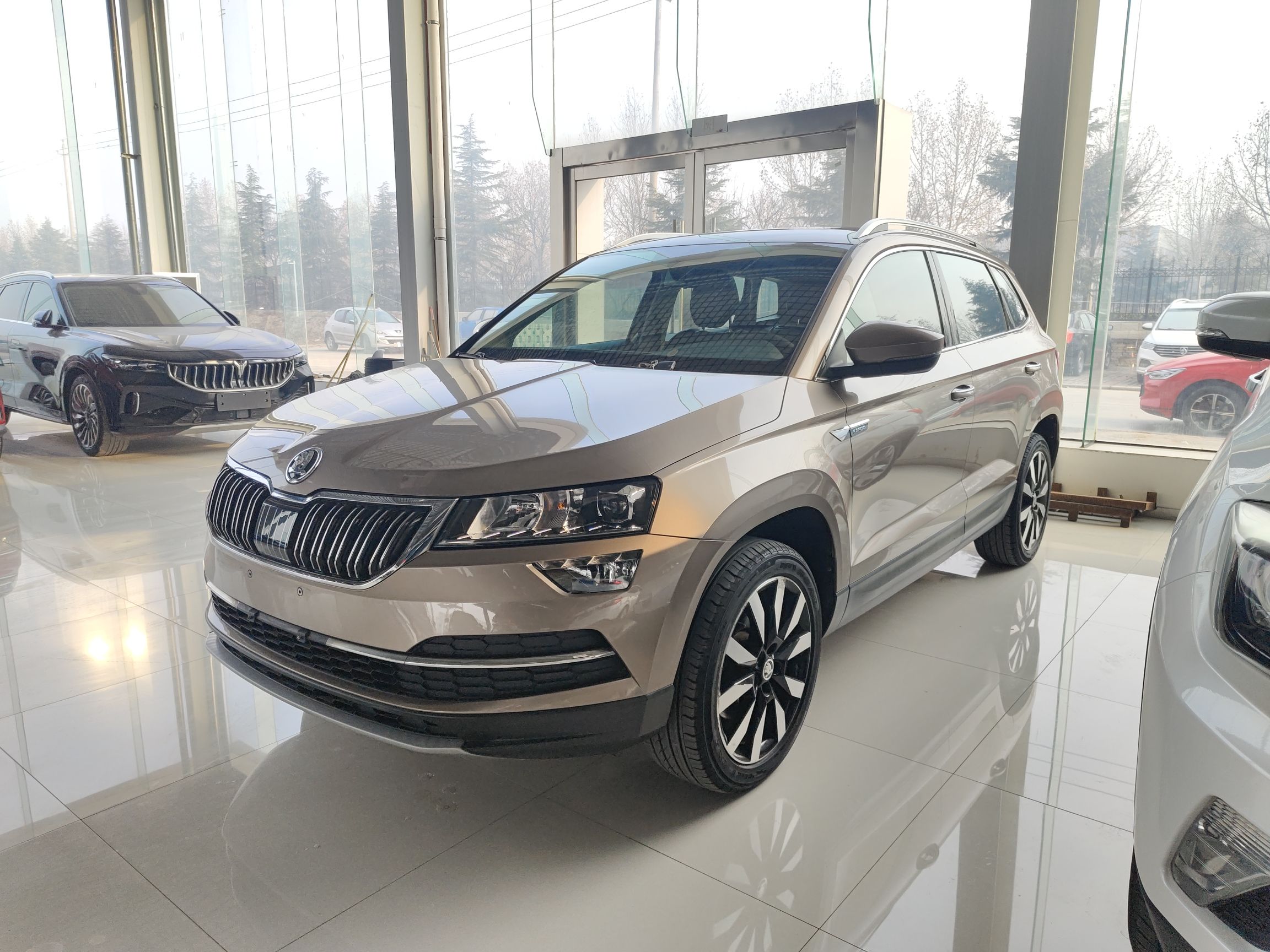 تحت مقدمة السيارة