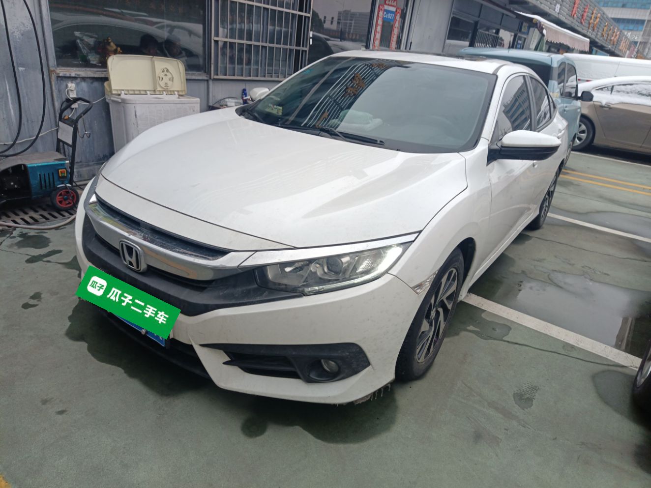 Под передней частью автомобиля