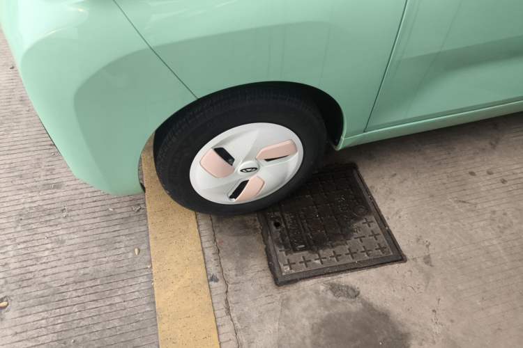 Used Chery QQ Ice Cream 2022 170km Sundae Phosphate Lithium-Ion