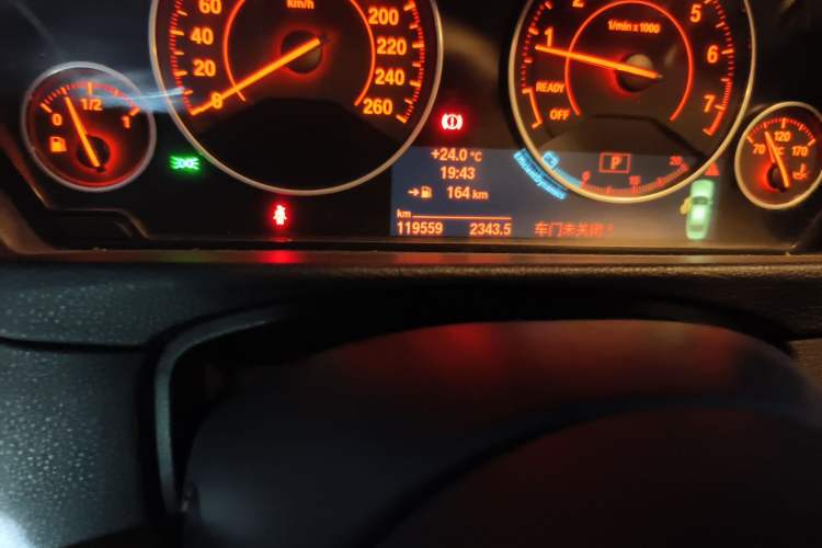 Used BMW 3 Series 2013 320i Sport Design Package Odometer Close Up