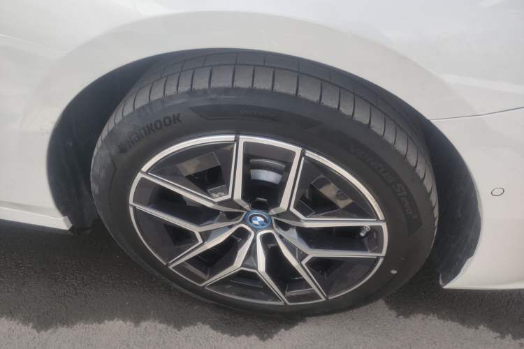 Used BMW i5 2025 eDrive 40L M Sport Package Exterior 4