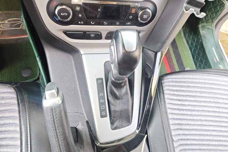 Used Ford Focus 2012 Hatchback 2.0L Automatic Luxury Sport Model Gear Lever