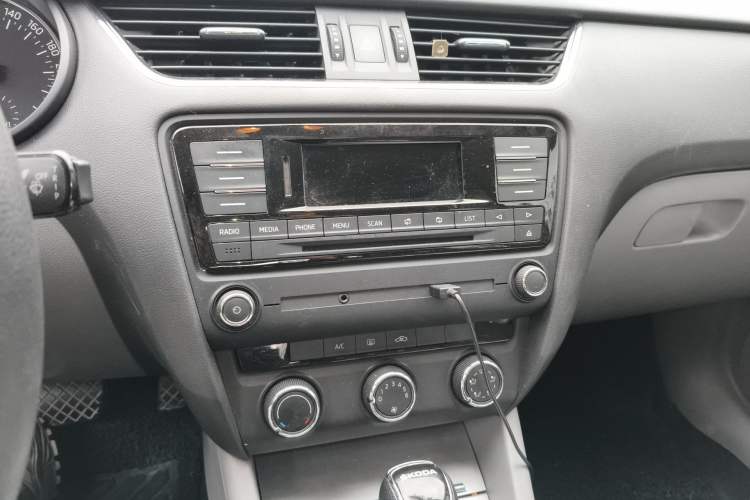 Used Skoda Octavia 2015 1.6L Automatic Yijie Edition Audio And AC Panel