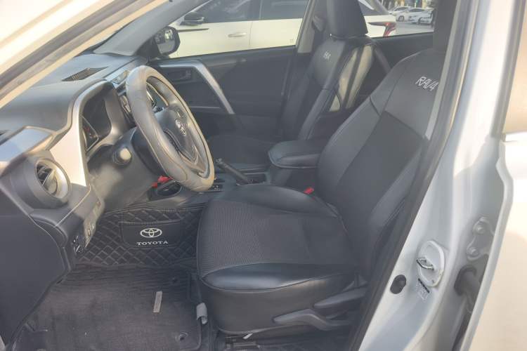 Used Toyota RAV4 2019 2.0L CVT Two-Wheel Drive Luxury Version China VI Standard
