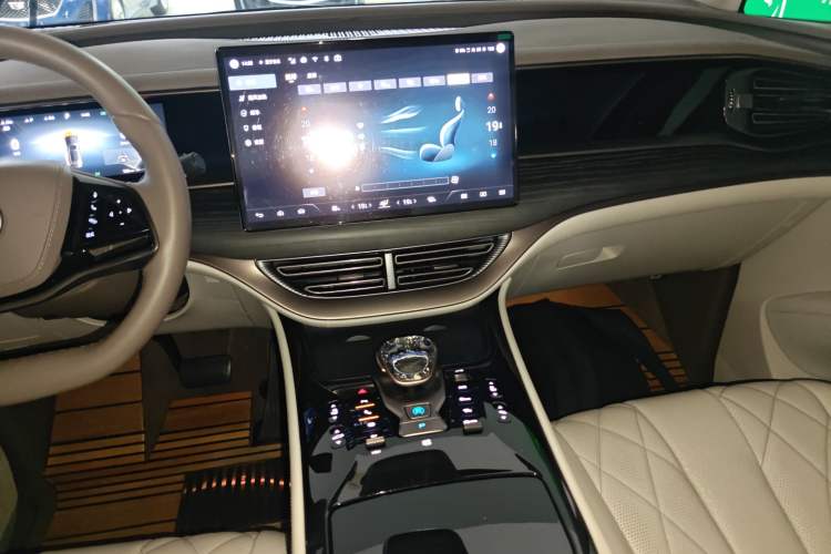 Used Denza D9 2022 DM-i 970 Four-Wheel Drive Prestige Model
