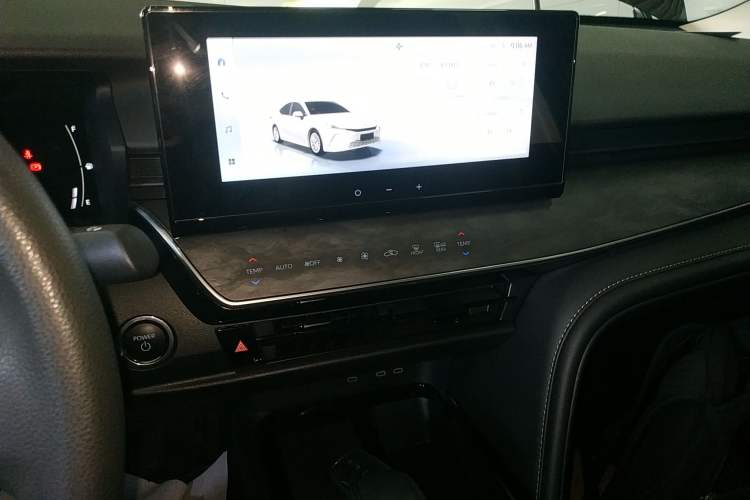 Used Toyota Camry 2024 Dual-Motor 2.0 HE Elite Edition Audio And AC Panel