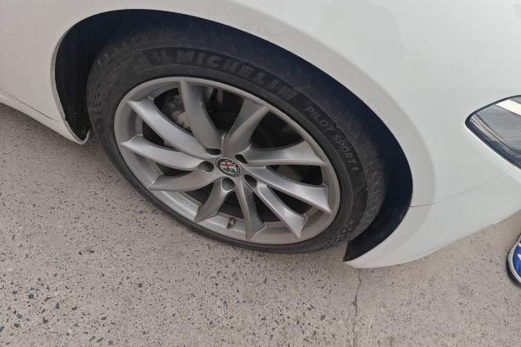 Used Alfa Romeo Giulia 2017 2.0T 280HP Luxury Edition Right Front Wheel Hub