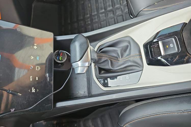 Used Dongfeng Aeolus Yixuan 2023 Mach Edition 1.5L Automatic Chasing Shadow Version Gear Lever