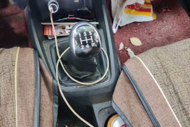 Used Dongfeng Fengon 380 2022 1.5L Comfort-Class Passenger Vehicle (Steel Spring) with 5 Seats Gear Lever