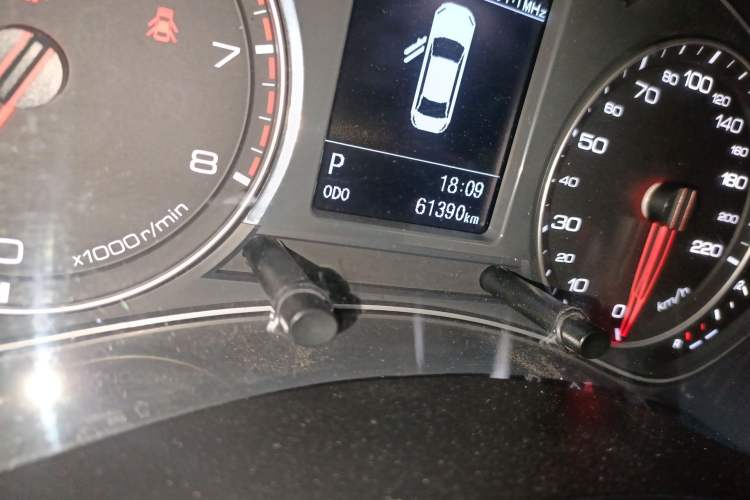 Used Zotye Z700 2018 Z700H 1.8T DCT Luxury Model Odometer Close Up