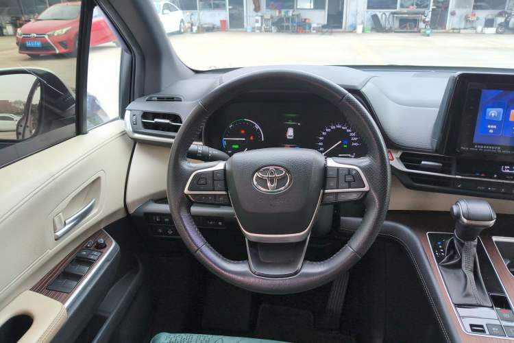 Used Toyota Sienna 2023 2.5L Hybrid Luxury Edition