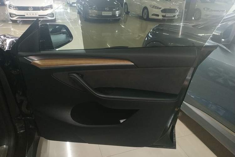 Used Tesla Model Y 2021 Long-Range All-Wheel-Drive Version 3D7
