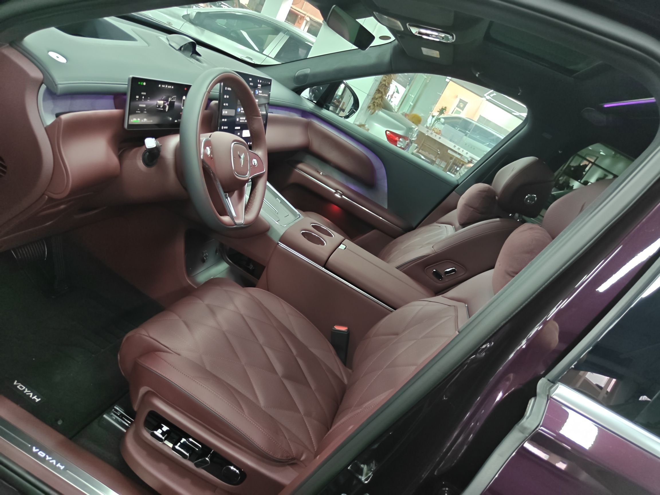 المقاعد الأمامية داخل السيارة