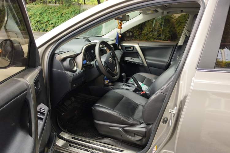 Used Toyota RAV4 2015 2.0L CVT Two-Wheel Drive Fashion Edition