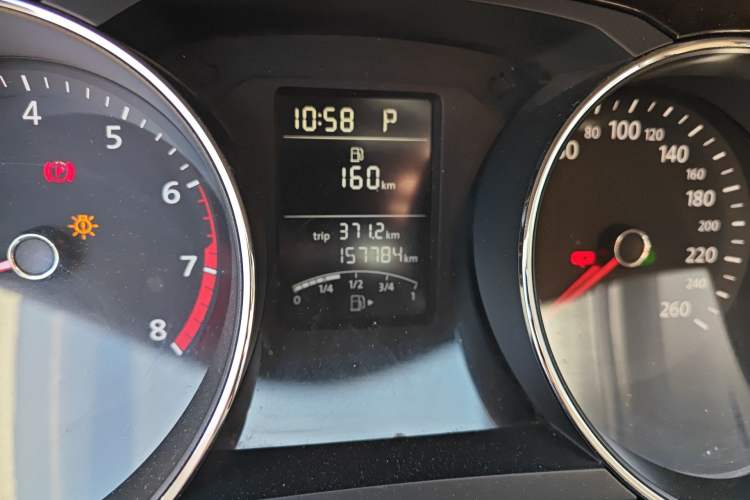 Used Volkswagen Sagitar 2014 1.6L Automatic Fashion Model Odometer Close Up