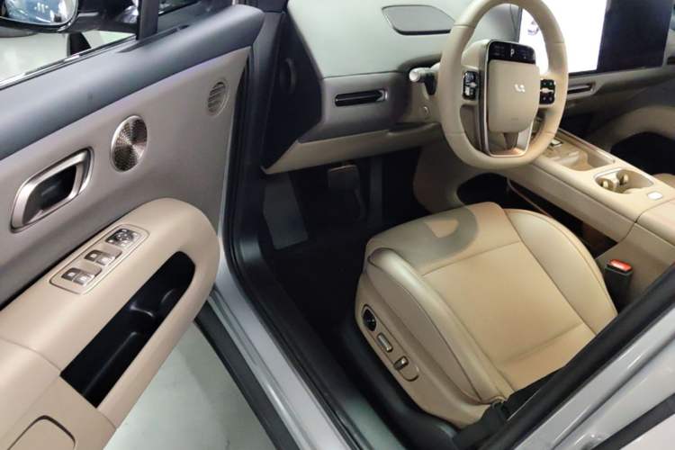 Used Li Auto i6 2025 Model Two-Wheel-Drive Standard Type
