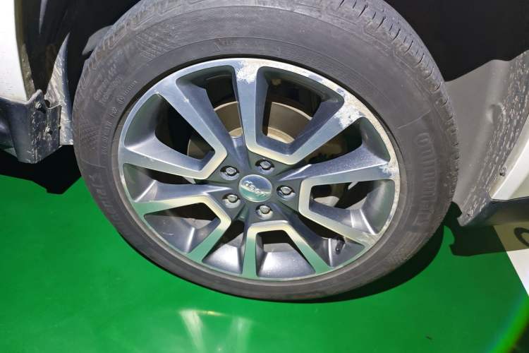 Used Jeep Compass 2014 2.4L four-wheel drive luxury version Right Front Wheel Hub