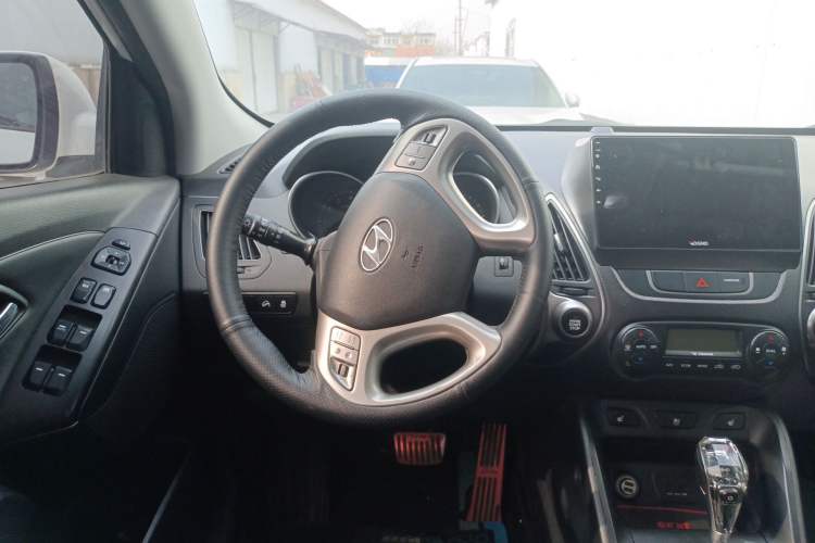 Used Hyundai ix35 2013 2.0L Automatic Two-Wheel Drive Smart GLS China IV Standard Steering Wheel