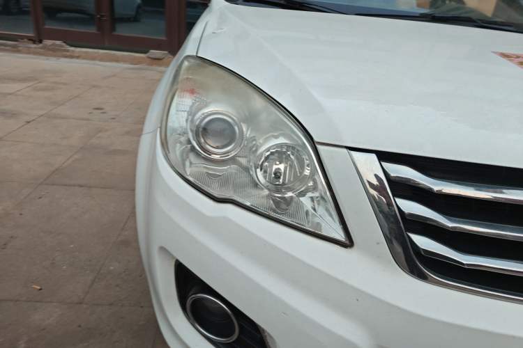 Used Haval H6 2015 Upgraded Model 1.5T Manual Two-Wheel Drive Elite Version Right Front Headlight