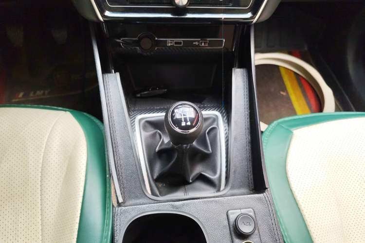 Used Roewe i5 2020 1.5L Manual 4G Connect Luxury Edition Gear Lever