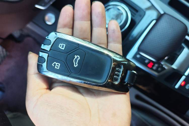 Used Audi Q5L 2022 Updated Version 45T Luxury Prestige Edition Vehicle Key