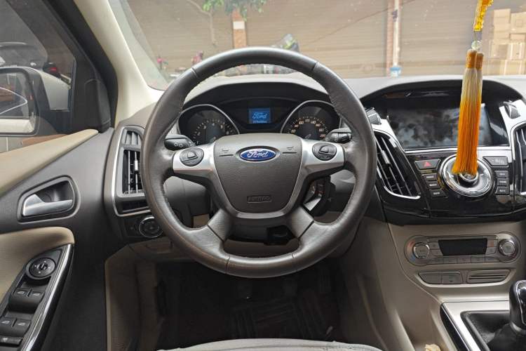 Used Ford Focus 2012 Sedan 1.6L Manual Fashion Edition Steering Wheel