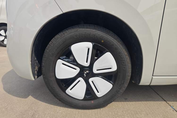 Used Wuling Hongguang MINIEV 2025 Four-Door Version Advanced Edition Left Front Wheel Hub