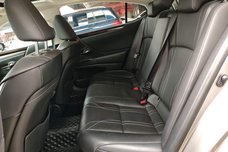 Used Lexus ES 2020 300h Premium Edition
