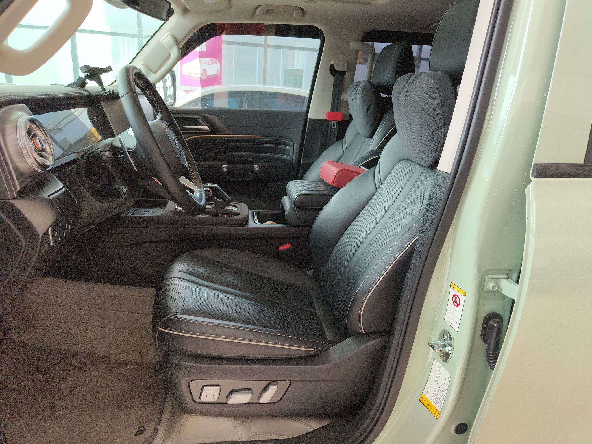 المقاعد الأمامية داخل السيارة