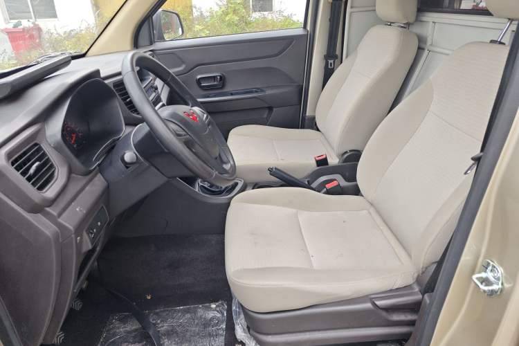 Used Wuling Hongguang V 2022 1.5L Jingqu Edition Enclosed-Window Vehicle with Hydraulic Power Steering LAR