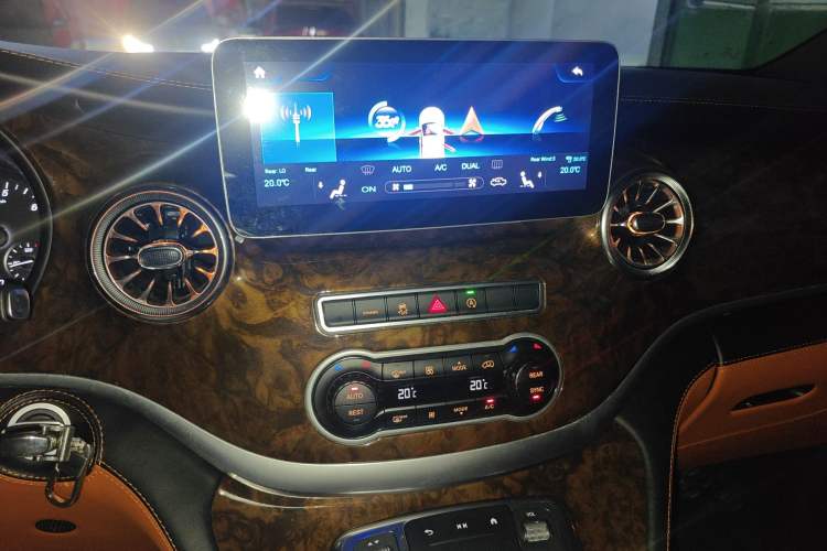 Used Mercedes-Benz Vito 2021 2.0T Elite Version 7 Seats Audio And AC Panel