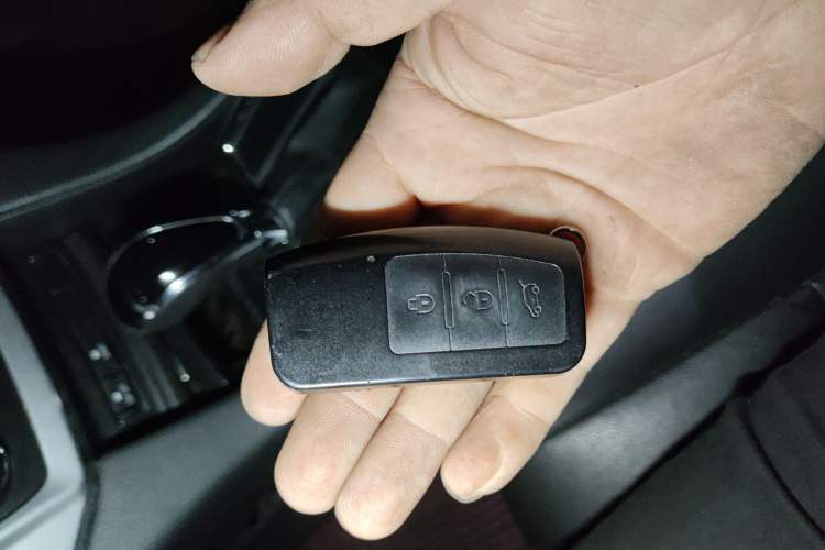 Used JMC Yusheng S350 2013 2.4T Automatic 2WD Diesel Ultra-Luxury 5-Seater Vehicle Key