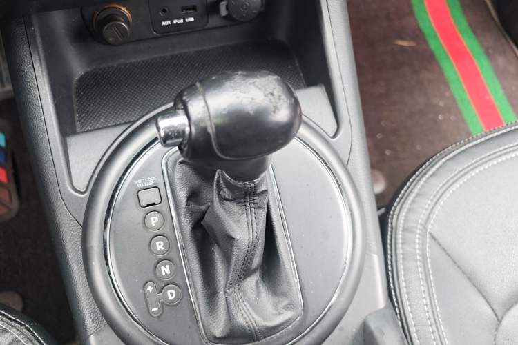 Used Kia Sportage R 2011 2.0L Automatic Two-Wheel Drive GLS Gear Lever