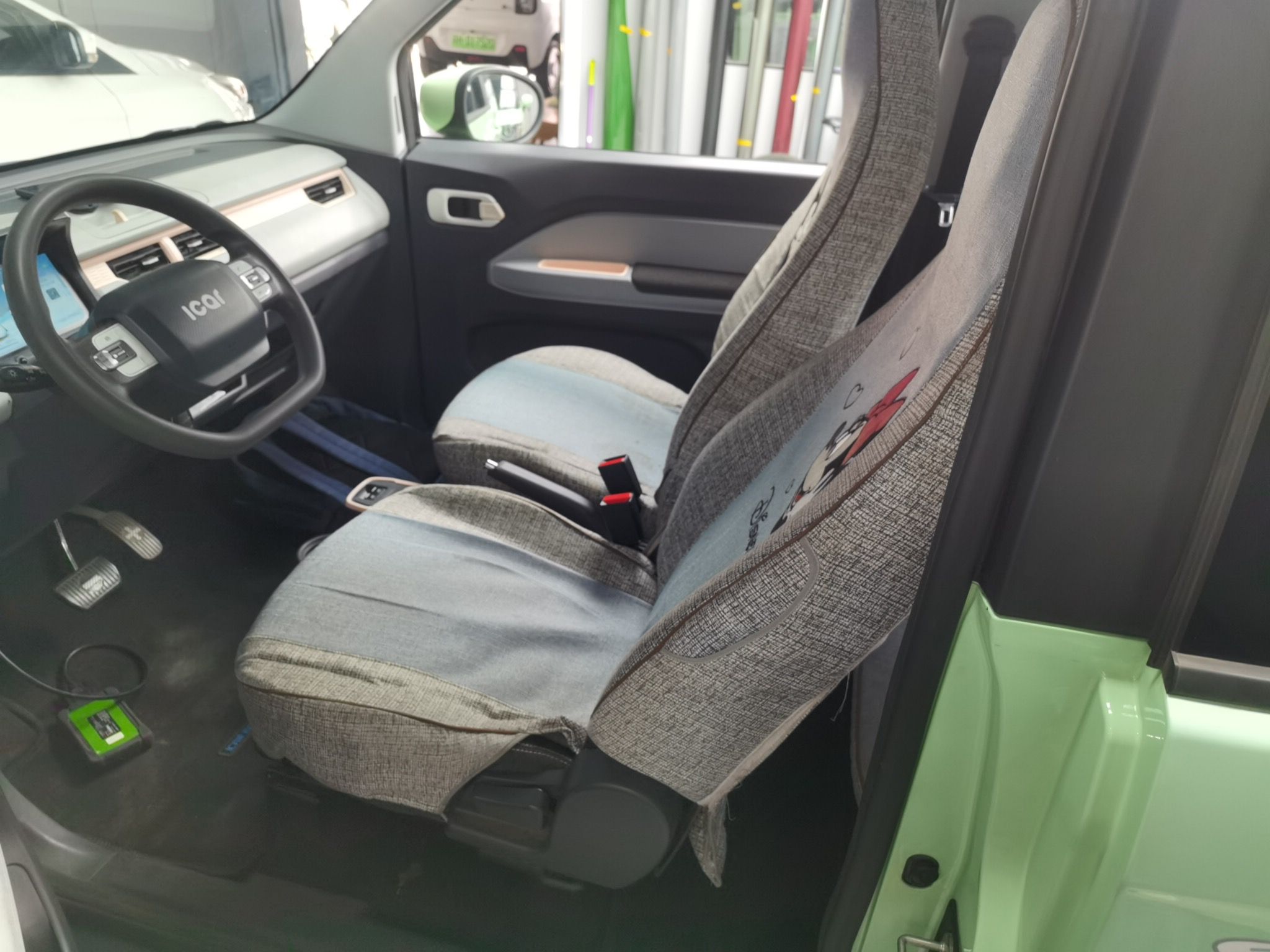 Переднее сиденье в автомобиле