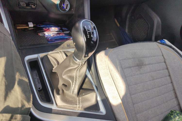 Used Geely Auto Vision X3 2019 Upgraded Model 1.5L Manual Elite Version Gear Lever