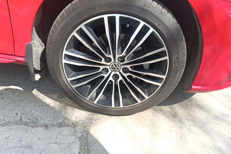 Used Volkswagen Bora 2014 1.4TSI Automatic Sportline Right Front Wheel Hub