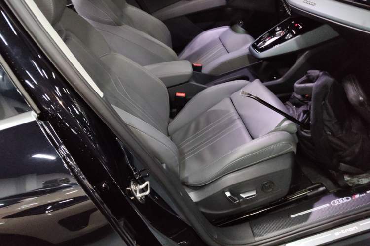 Used Audi Q5 e-tron 2022 40 e-tron Starry Edition Luxury Package Right Front Seat