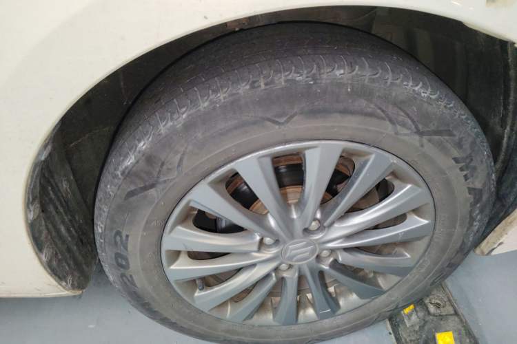 Used Suzuki Alivio 2015 1.6L Manual Comfort Model Right Front Wheel Hub