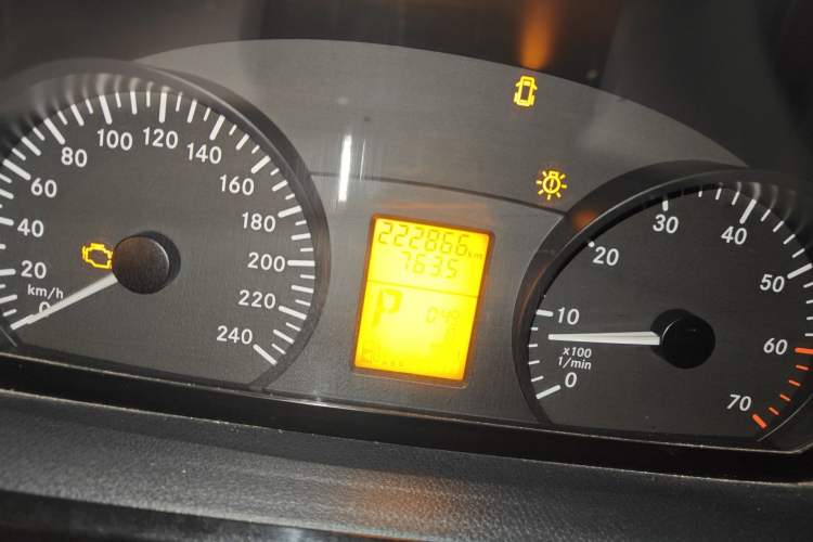 Used Mercedes-Benz Viano  Odometer Close Up