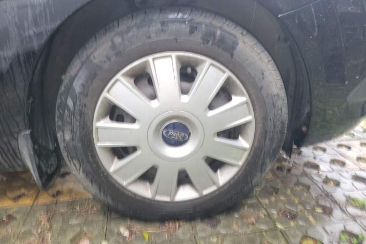 Used Ford Focus 2009 Sedan 1.8L Manual Comfort Model Right Front Wheel Hub
