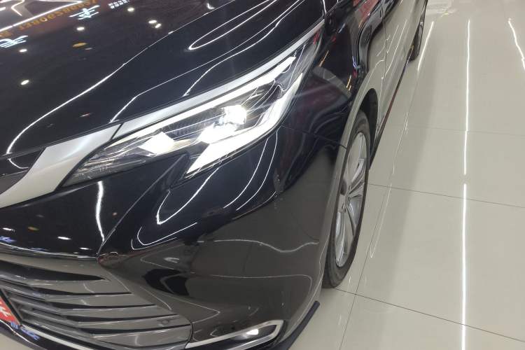 Used Toyota Sienna 2023 2.5L Hybrid Deluxe Edition