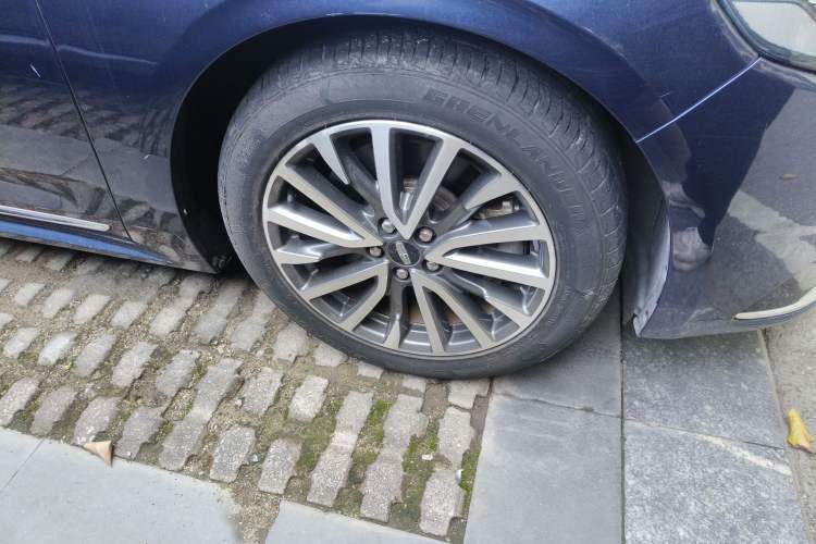 Used Lincoln Continental 2017 2.0T Two-Wheel-Drive Luxury Edition Right Front Wheel Hub