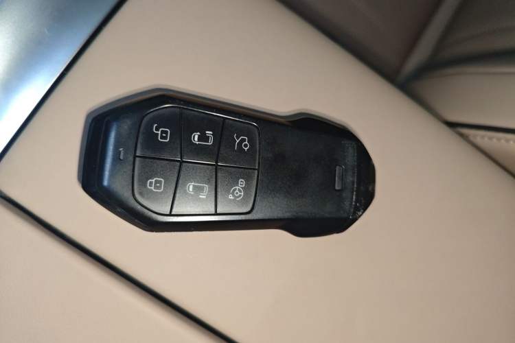 Used XPeng X9 2025 740 Ultra-Long Range Max Vehicle Key