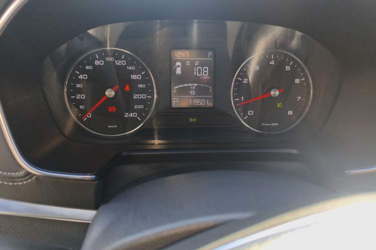 Used Roewe RX5 2016 20T Two-Wheel Drive Automatic Internet Smart Edition
