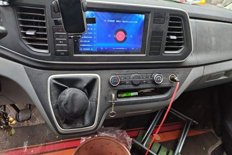 Used SAIC MAXUS Xintu V80 2021 2.0T Manual Classic Aoyuntong Short Wheelbase Ultra-Low Roof 5/6-Seater Audio And AC Panel