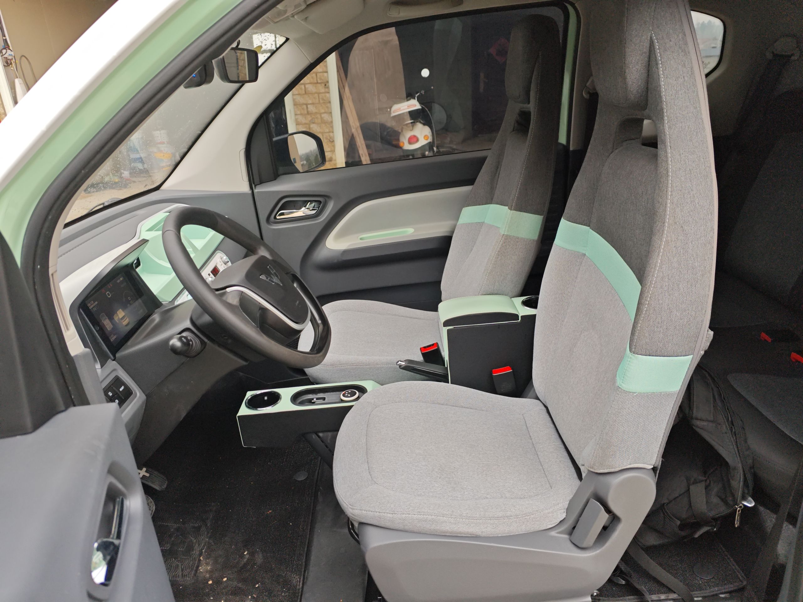 Переднее сиденье в автомобиле