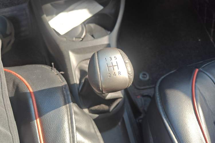 Used Nissan Livina 2010 Jingrui Edition 1.6L Manual Standard Model Gear Lever