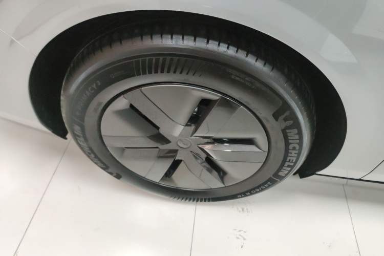 Used Li Auto MEGA 2024 Ultra Model Right Rear Wheel Hub