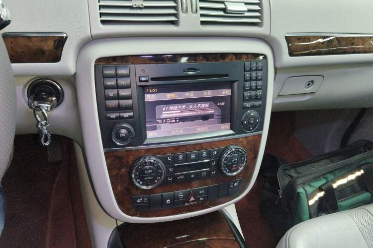 Used Mercedes-Benz R-Class 2010 R 350 L 4MATIC Audio And AC Panel