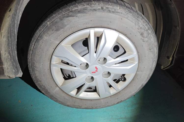 Used Wuling Hongguang 2021 1.5L S Base Version LAR Right Front Wheel Hub